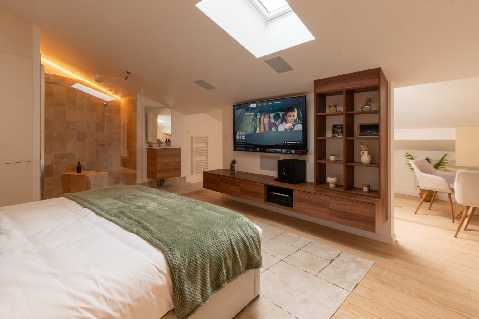 Photo de la suite Gavarnie au coeur de Tarbes avec son lit, balneo et home cinema