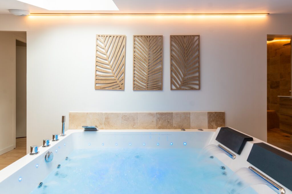 Photo de la suite Gavarnie au coeur de Tarbes avec son lit, balneo et home cinema