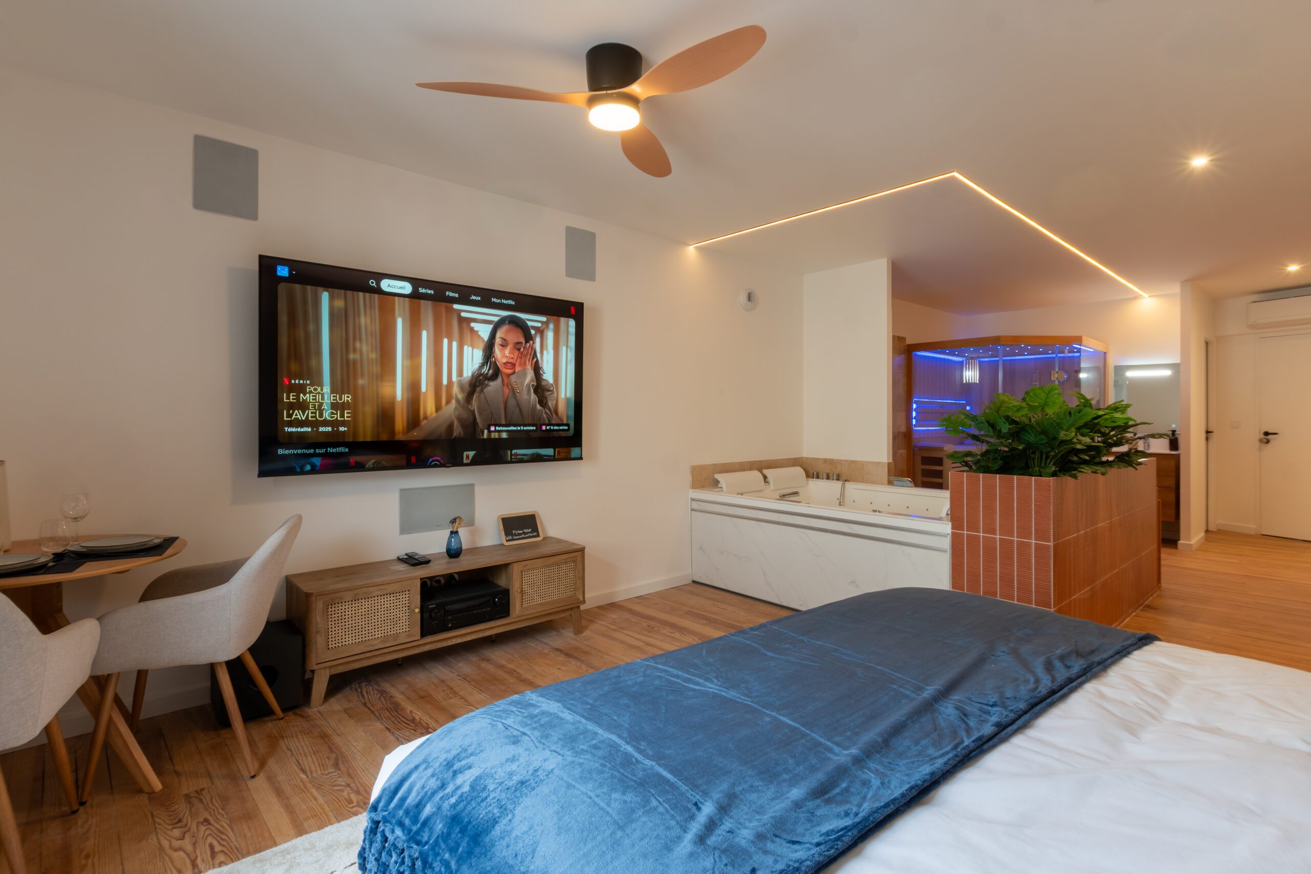 Photo de la suite Pic du Midi au coeur de Tarbes avec son lit, sauna, balneo et home cinema