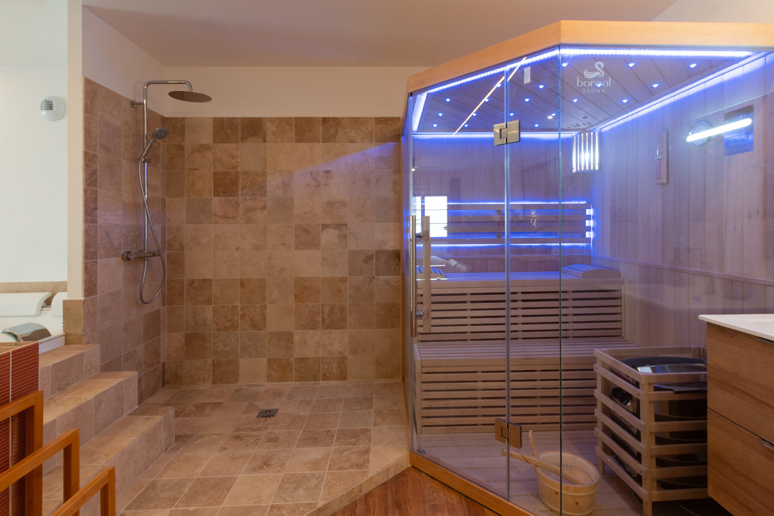 Photo de la suite Pic du Midi au coeur de Tarbes avec son lit, sauna, balneo et home cinema